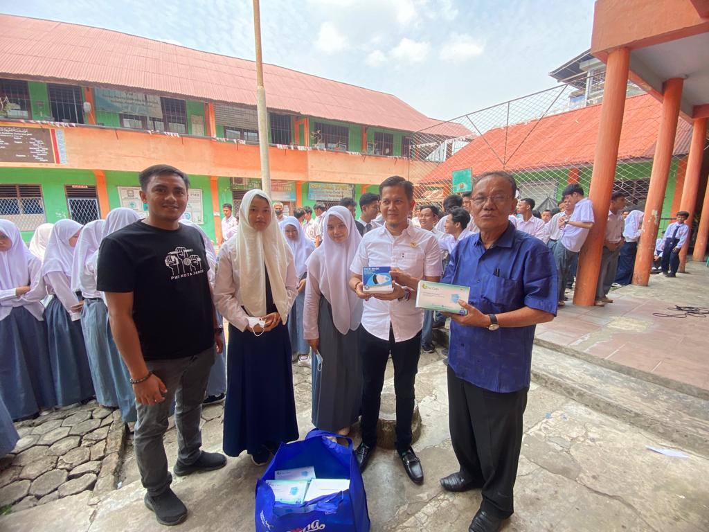 PWI Kota Jambi Peduli Kesehatan: Bagikan 1.000 Masker ke Sekolah YPWI Muslimat di Tengah Kabut Asap