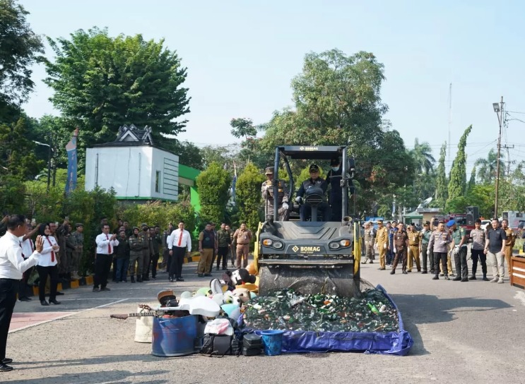 Operasikan  Tandem Roller, Fasha Ratakan Ribuan Botol Miras