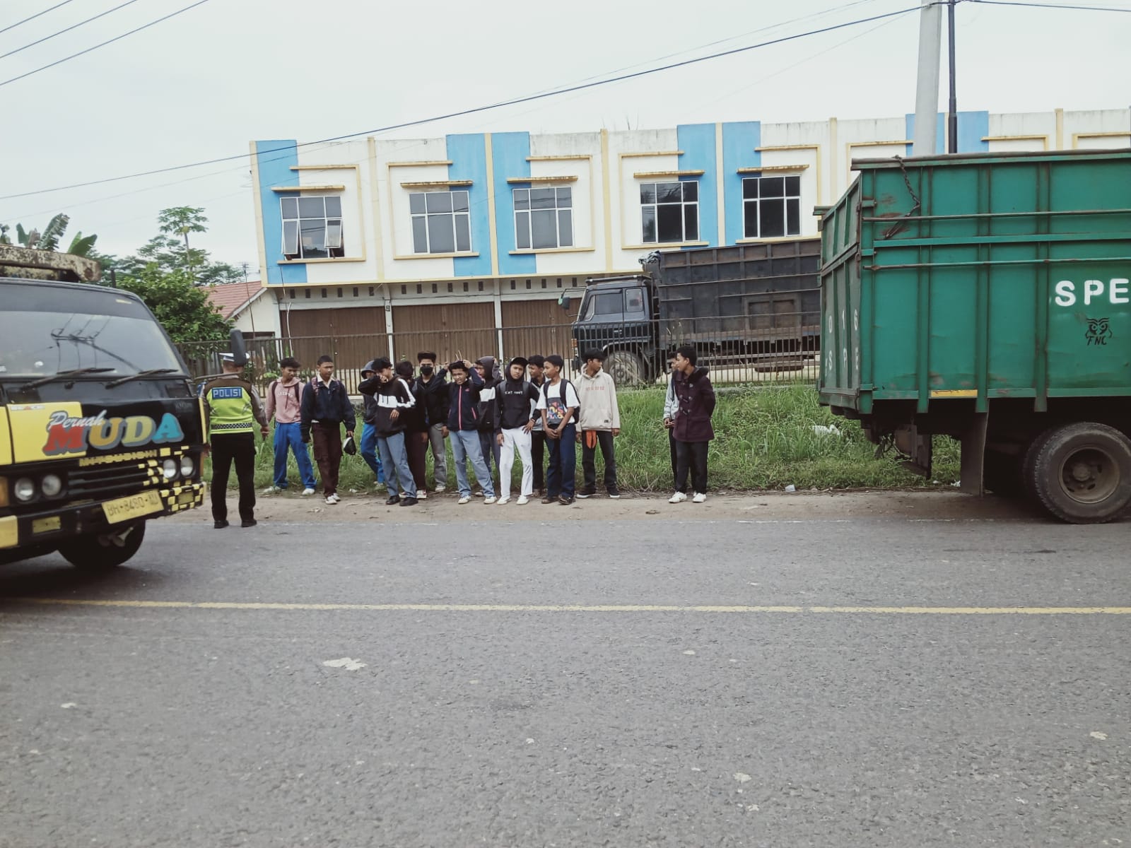 Ditlantas Polda Jambi Tegur Sopir Truk Batu Bara Kedapatan Angkut Siswa Bolos