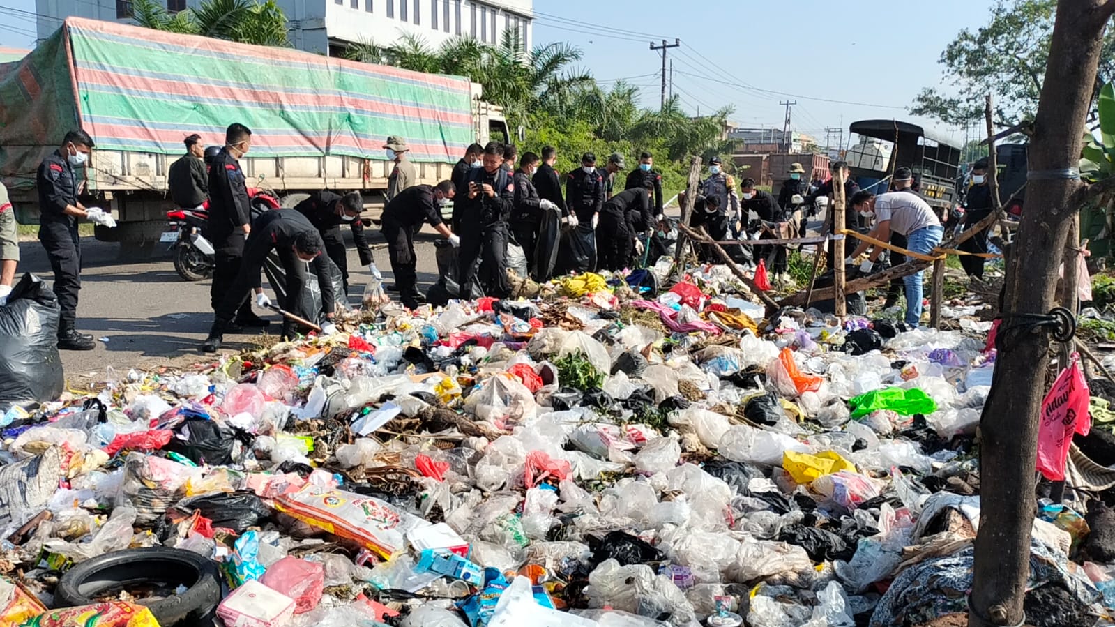 Brimob Polda Jambi Peduli Lingkungan, Tumpukan Sampah Disapu Bersih 