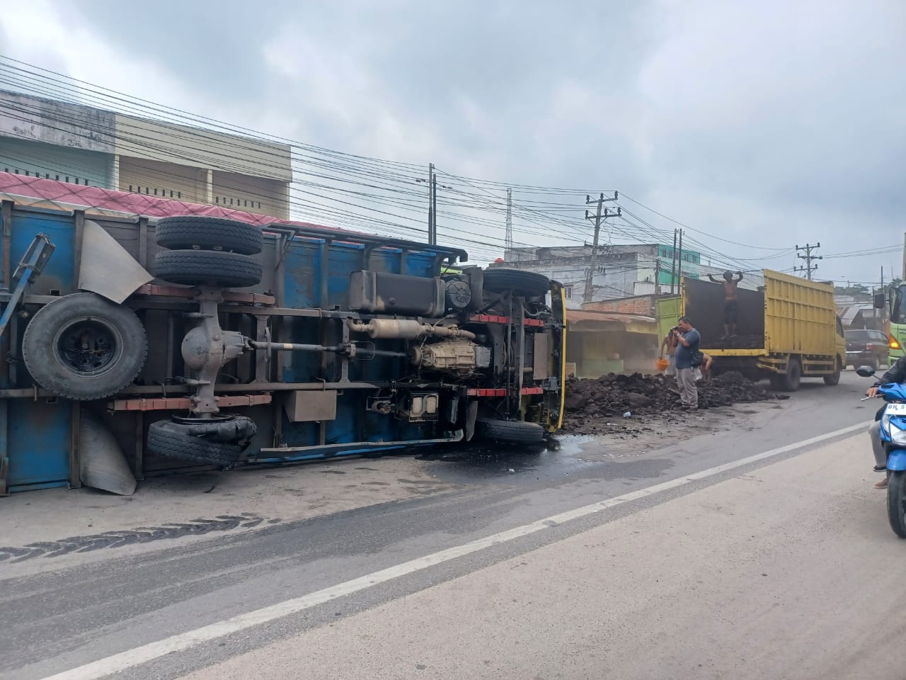 Truk Batu Bara Terguling, Lalulintas Mendalo - Simpang Rimbo Macet Parah