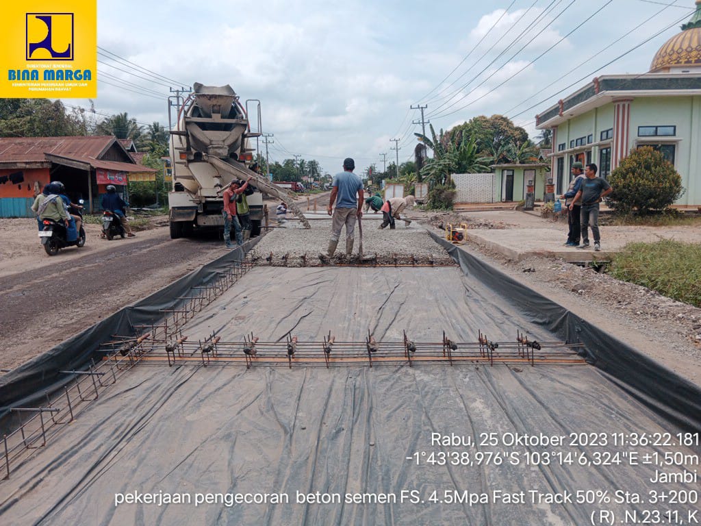 Kerap Terjadi Kemacetan karena Jalan Rusak, BPJN Jambi Rigid Beton Jalan Nasional di Batanghari 