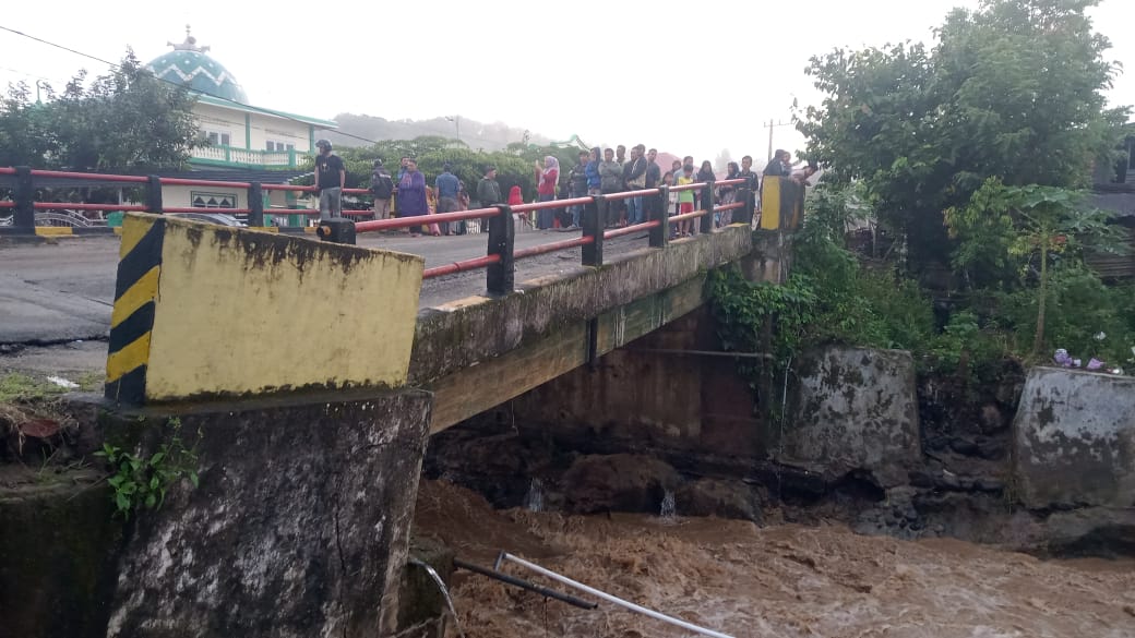 Gerak Cepat BPJN Jambi Penanganan Darurat Jembatan Tamiai Gunakan Balok Baja Pasca Kerusakan Banjir Bandang