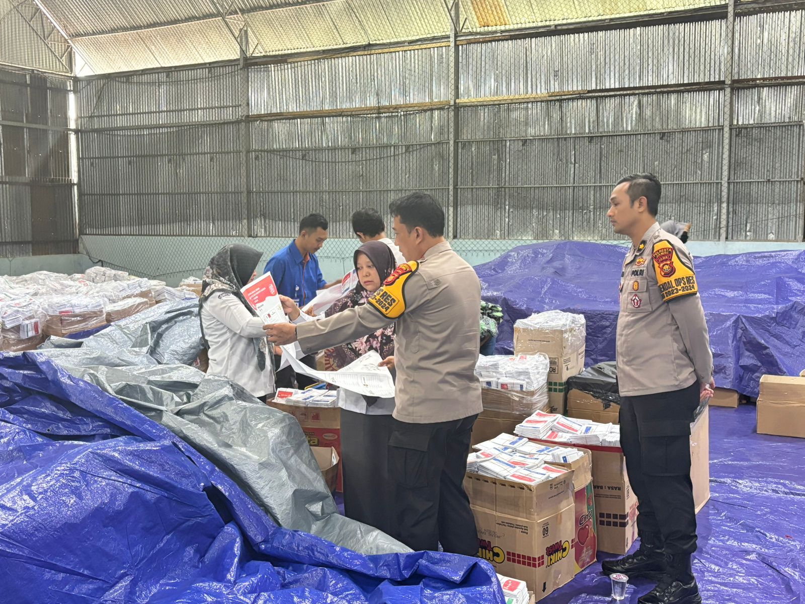 Cek Gudang Logistik, Kapolresta Jambi Pastikan Penyusunan Surat Suara Dalam Kondisi Baik