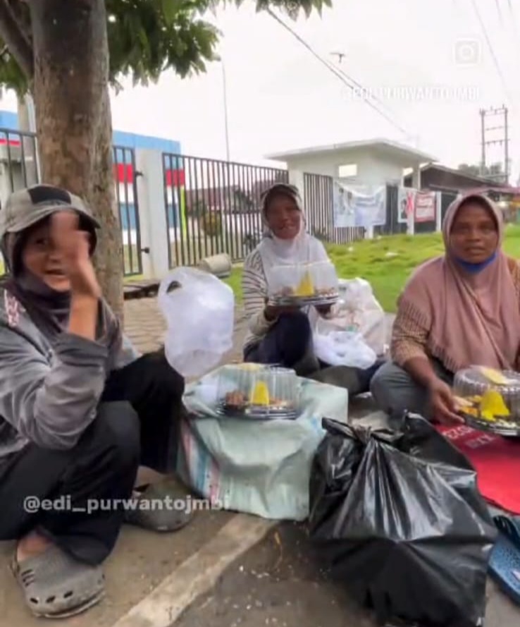 Edi Purwanto Rayakan Ulang Tahun Megawati dengan Berbagi Tumpeng kepada Warga Jambi