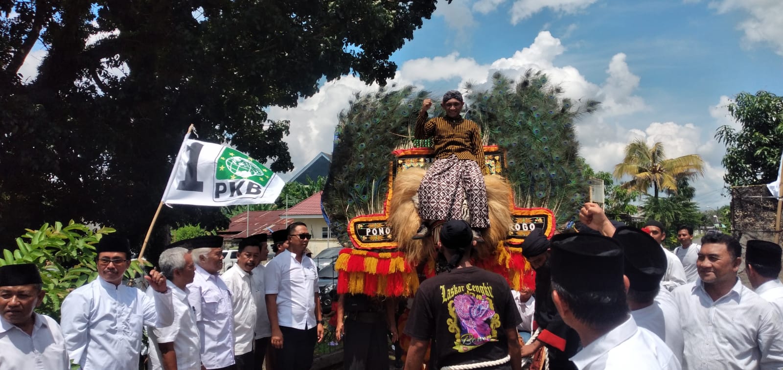 Diantar Orangtua dan Istri, Cawako Jambi Eko Setiawan Mendaftar ke PKB dengan Diiringi Kesenian Reog