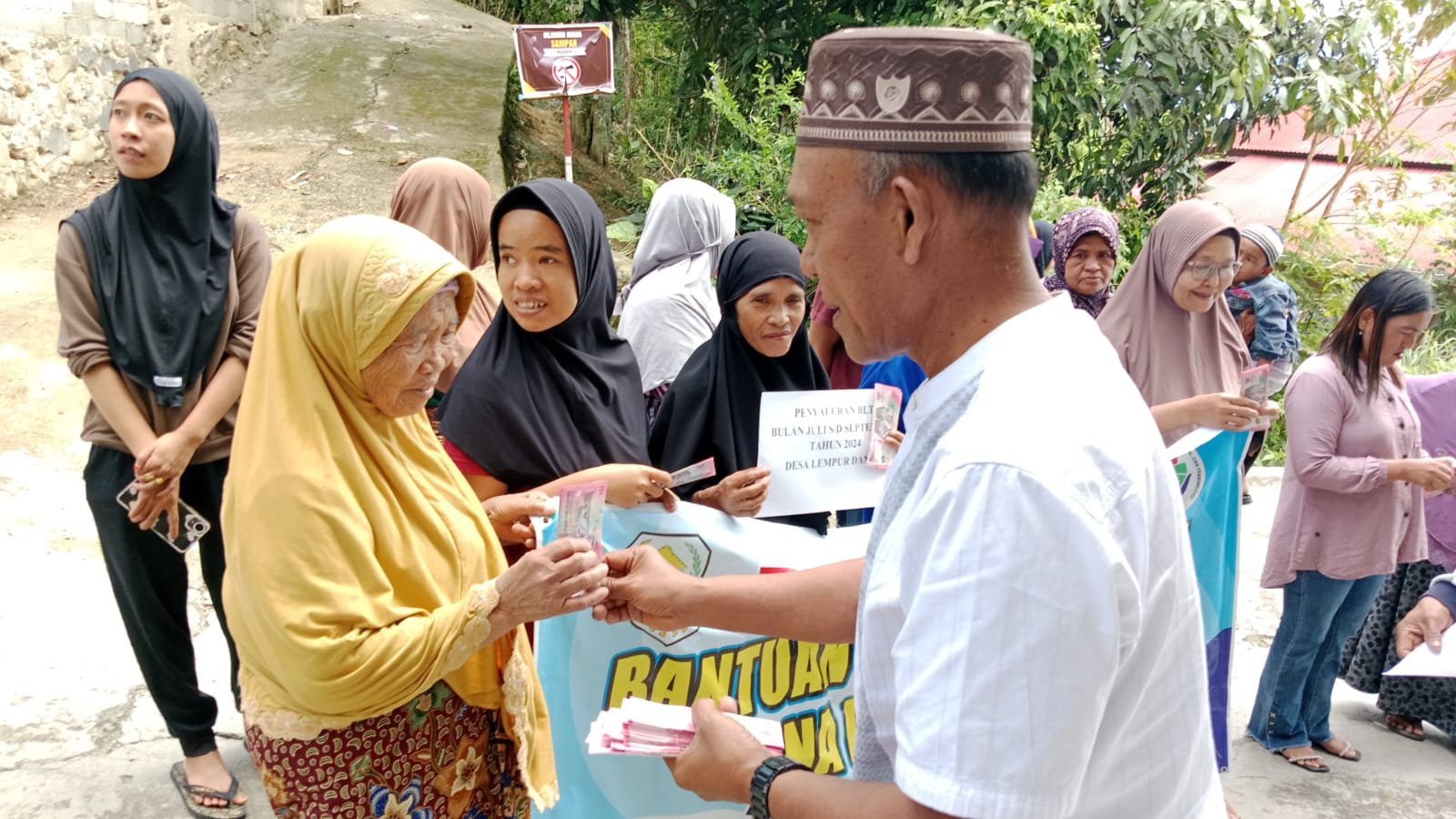 Transparansi dan Akuntabilitas, Kades Lempur Danau Serahkan BLT Dana Desa secara Humanis