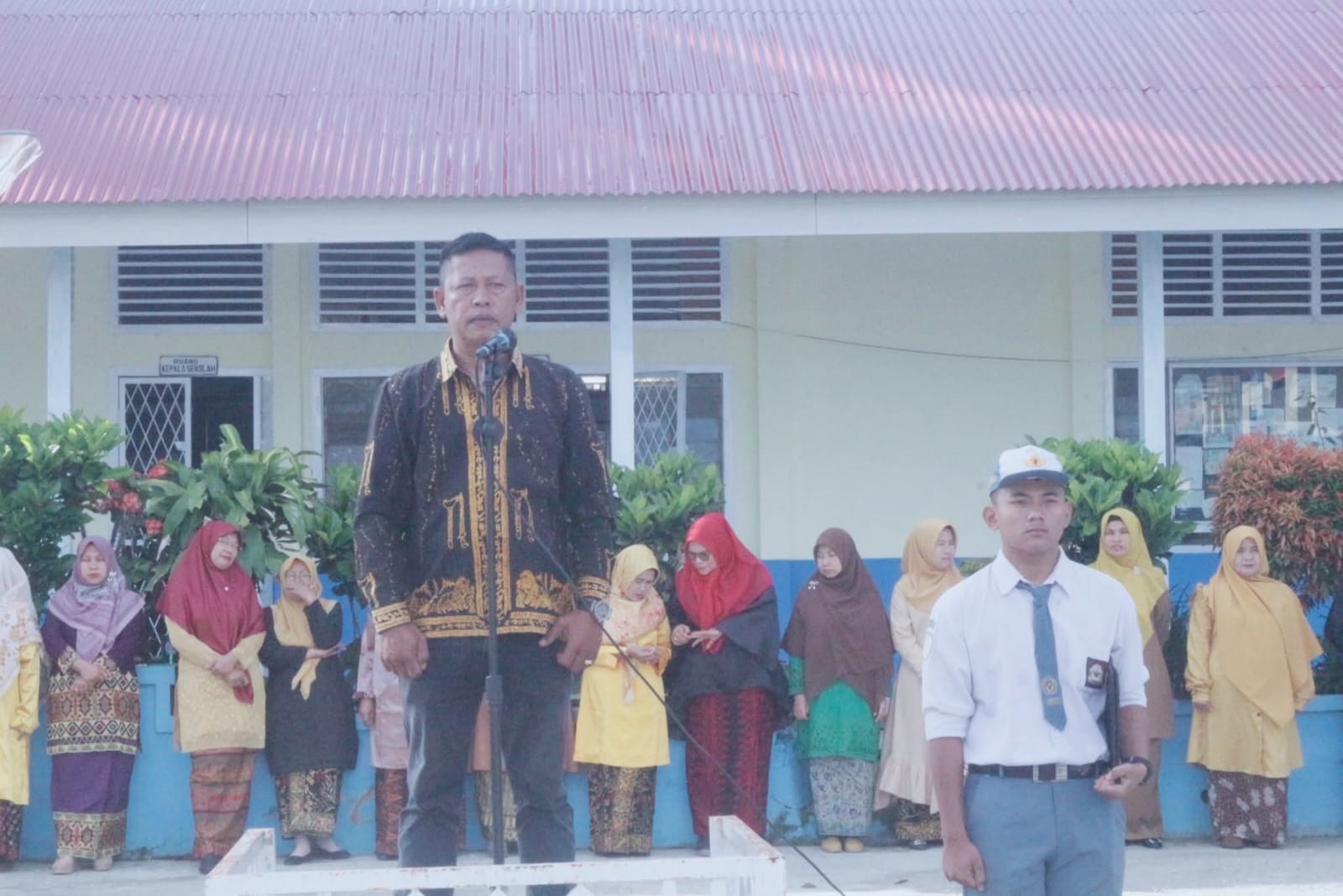  Pengurus Komite SMKN 1 Kota Sungai Penuh, Rama Irawan, Jadi Inspektur Upacara: Ajak Siswa Jauhi Narkoba dan Pergaulan Bebas