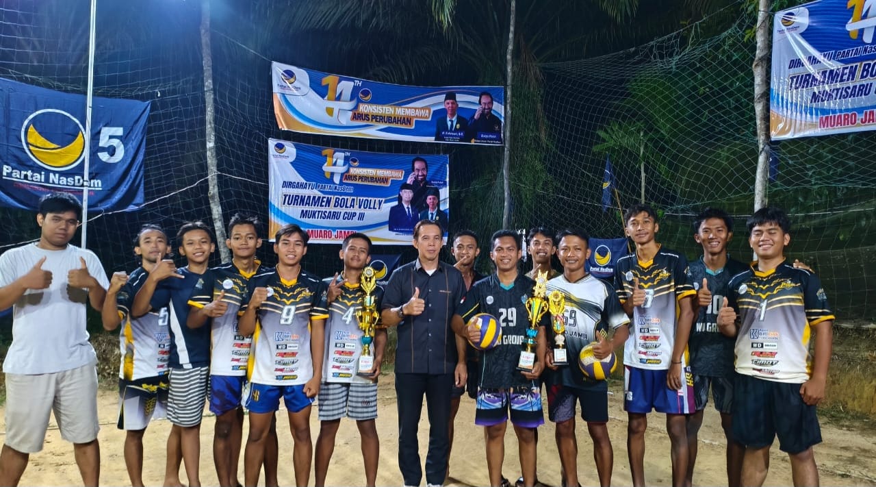 Dalam Rangka HUT Partai NasDem Ke-14, Sulaiman Ketua Fraksi DPRD Kabupaten Muaro Jambi Menggelar Turnamen Bola Voli 