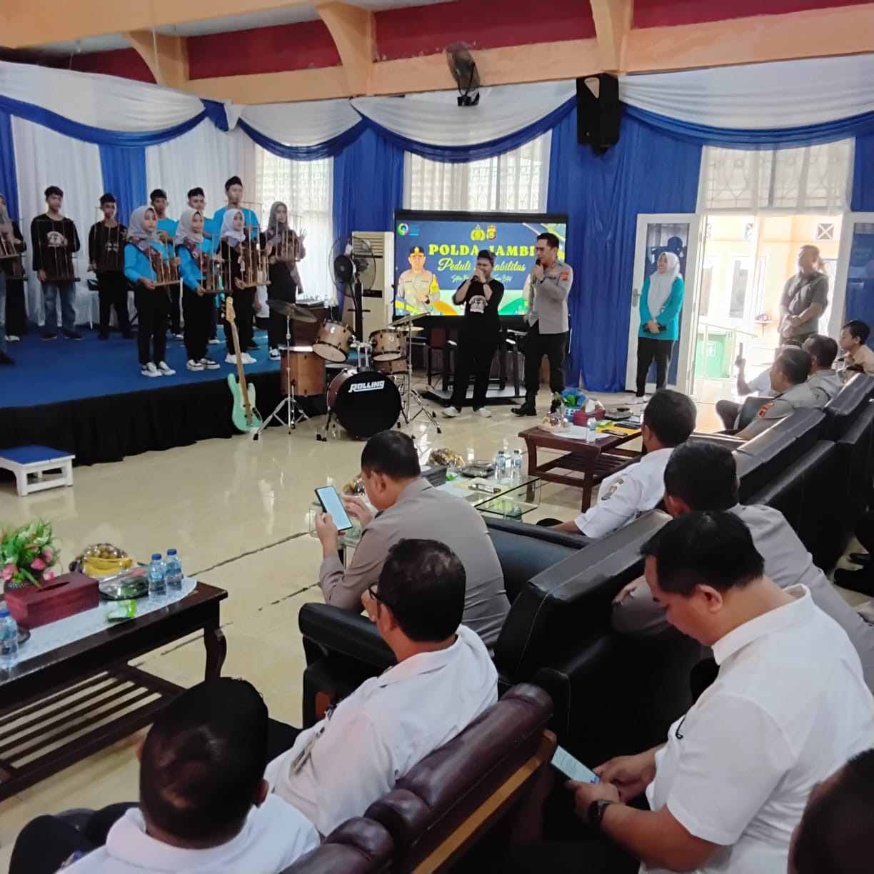 Kapolda Jambi Berduet dengan Siswa Disabilitas, Meriahkan Peringatan Hari Disabilitas Internasional