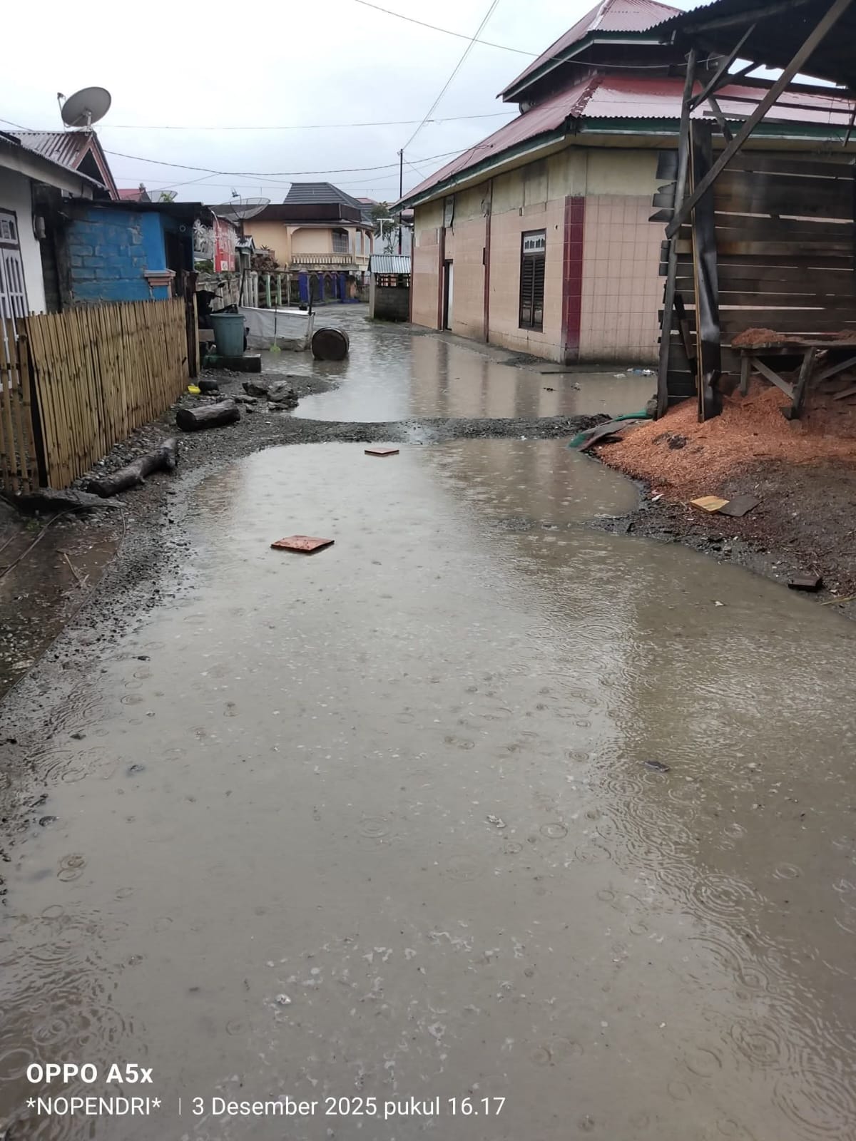 Jalan Rusak Parah di Tengah Desa Kubang Agung Dibiarkan Bertahun-tahun, Warga Bingung: Tanggung Jawab Kades atau Pemkab Kerinci?