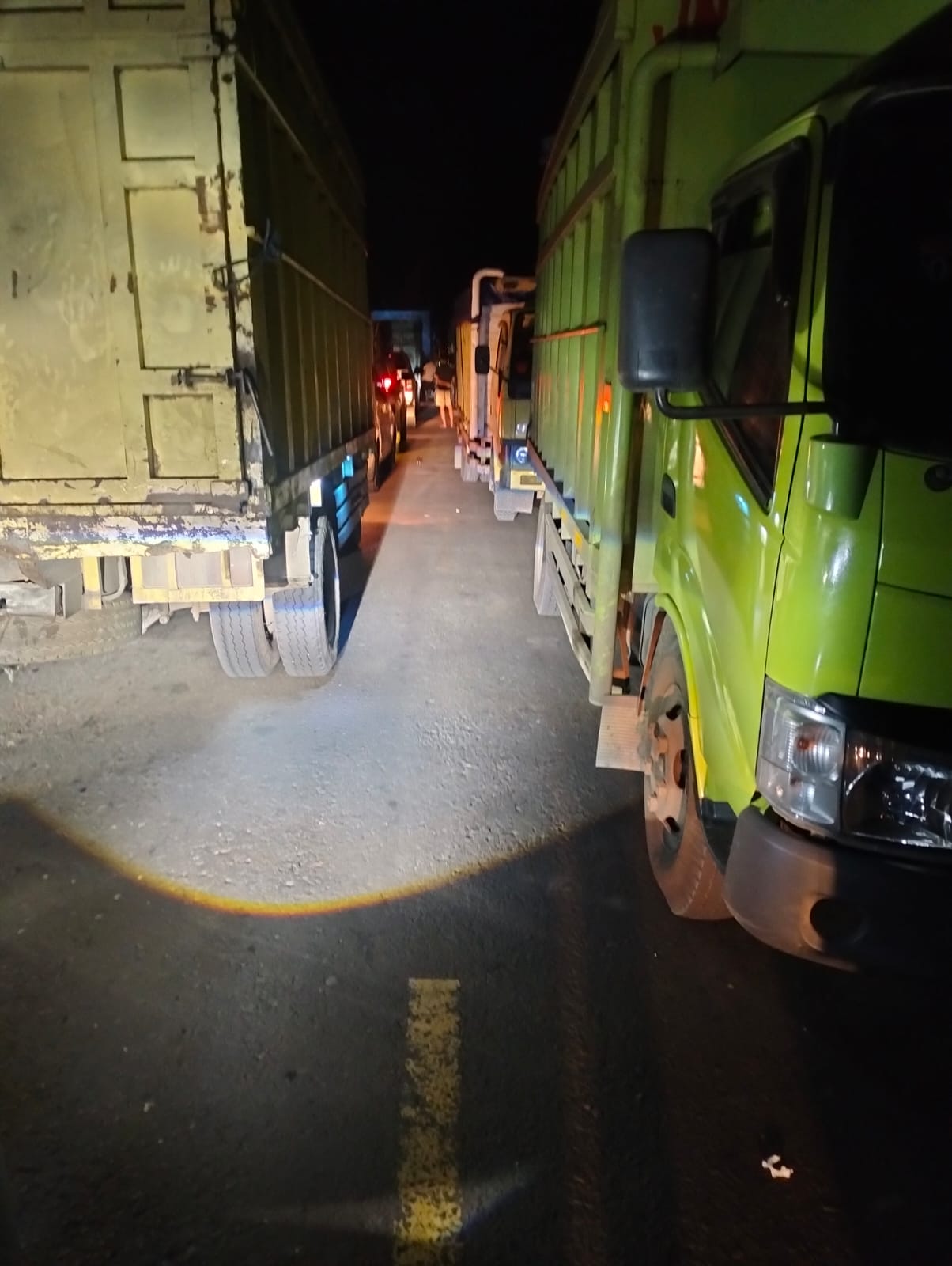 Ngeri! Jalan Nasional Tembesi Dikuasai Truk Batu Bara Tiap Malam, Angkutan Umum Terpaksa Keluar Ruas Jalan