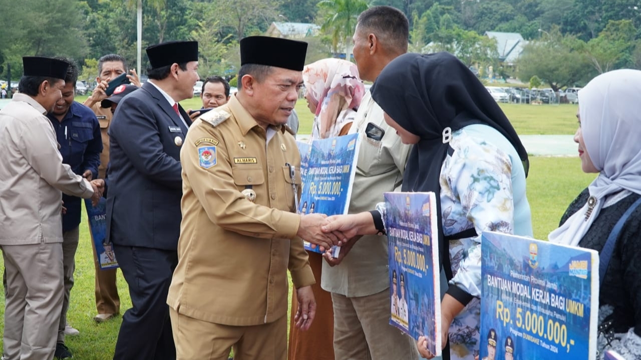 Gubernur Al Haris Serahkan Bantuan UMKM dan Kehutanan Senilai Rp 800 Juta di Sarolangun