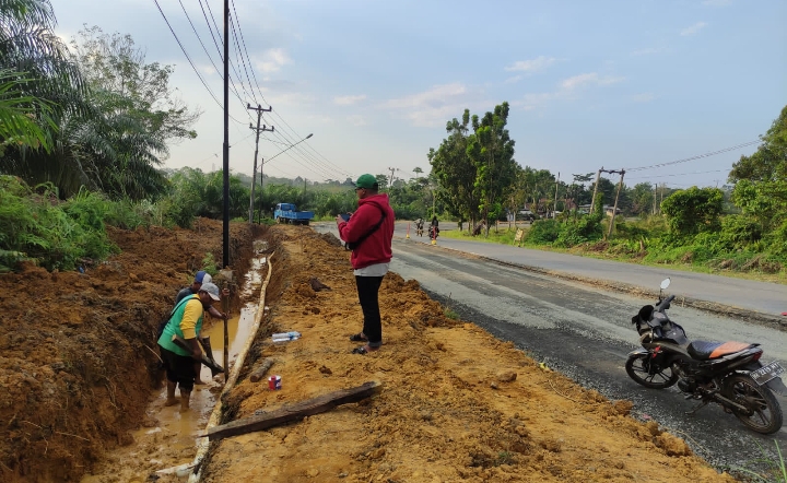 Eskavator Proyek Pelebaran Jalan, Hantam Pipa PDAM Tirta Muara 