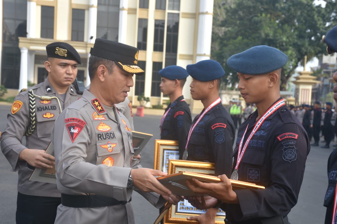 16 Personel Satbrimob Dapatkan Penghargaan dari Kapolda Jambi pada Peringatan HAORNAS ke-40