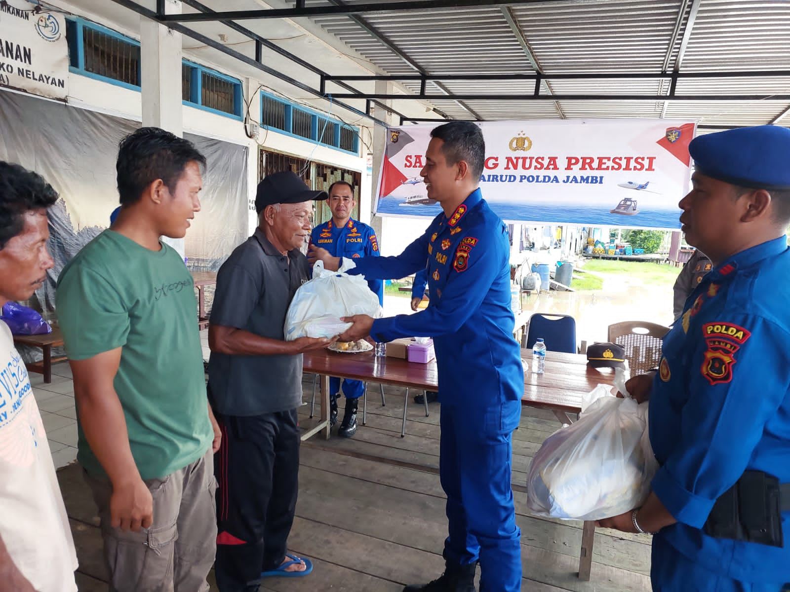 Sambangi Masyarakat Perairan, Dirpolairud Polda Jambi Bagikan Sembako Sembari Sampaikan Himbauan Kamtibmas