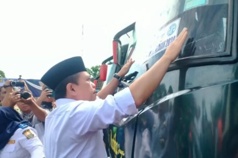 Gubernur Jambi Al Haris Lepas Dua Bus Gratis untuk Mudik ke Jawa Tengah, Warga Terharu