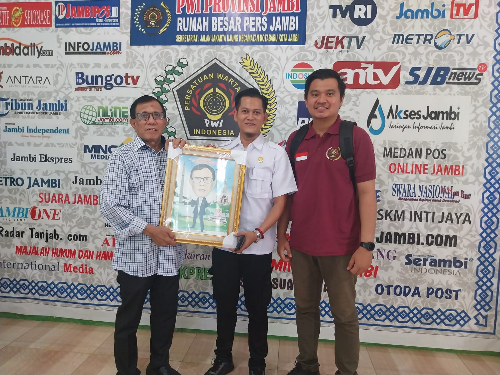 Hendry Ch Bangun Dapat Kejutan Spesial Karikatur Karya PWI Kota Jambi