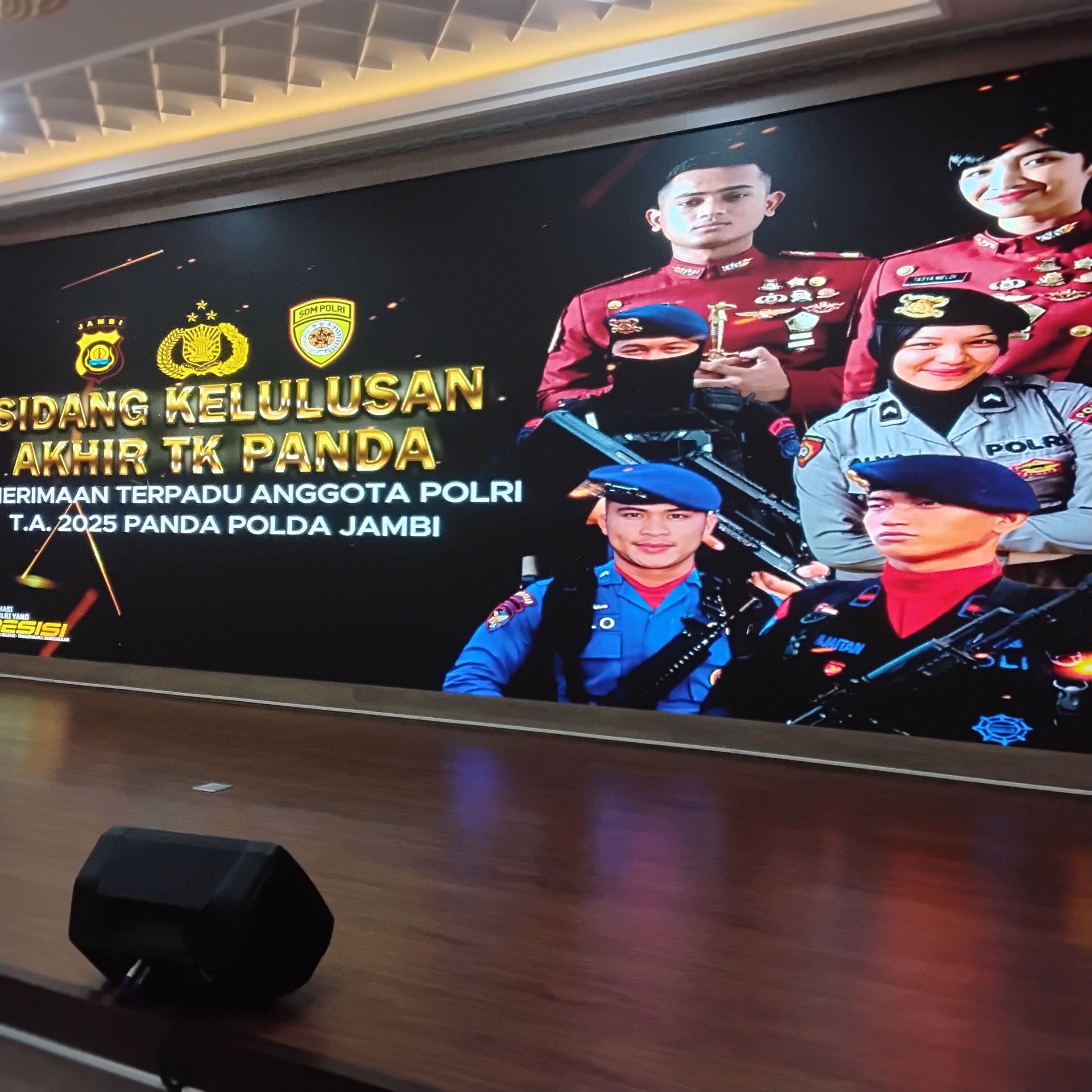 ISAK TANGIS IRINGI SIDANG AKHIR PENERIMAAN POLISI