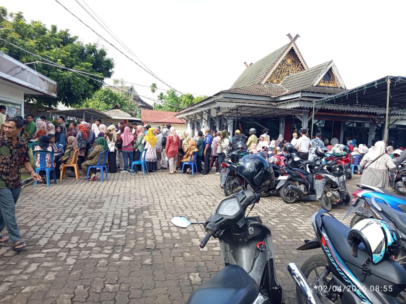 Bank Jambi Makin Meresahkan, Antrean Nasabah Berdesakan Tanpa Kepastian