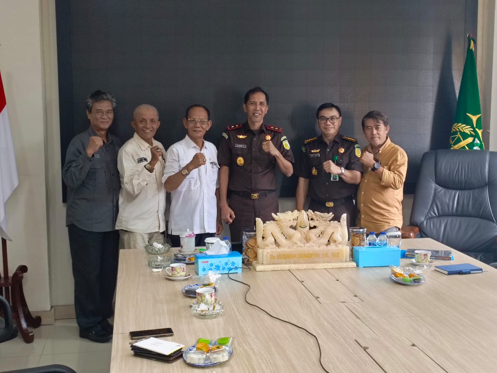 Keakraban Lama Bersemi Kembali: Ketua PWI Jambi Bertemu Kejati Hermon Decristo