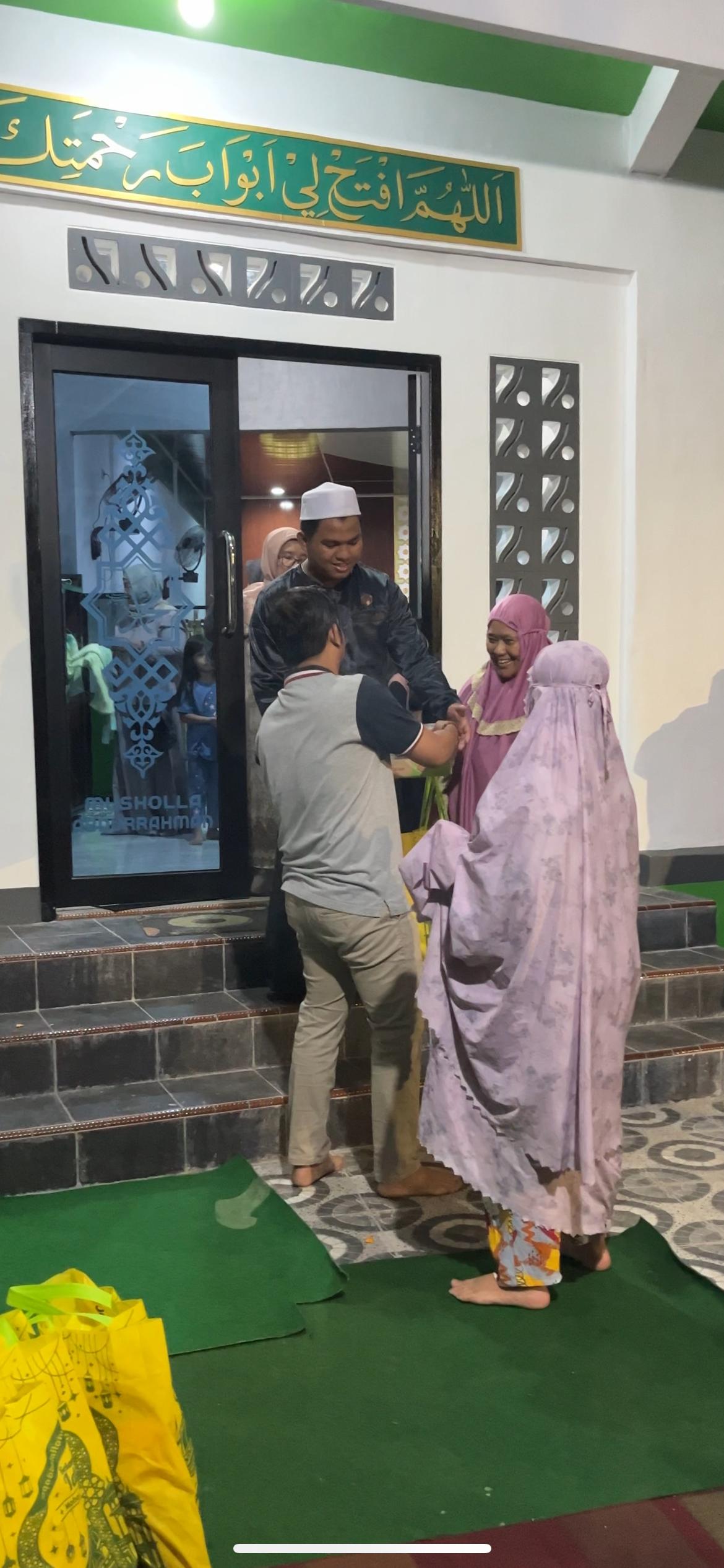 Buka Bersama Terakhir di Mushola Abdurrahman, Tradisi Almarhumah Hj. Murni Terus Dilanjutkan