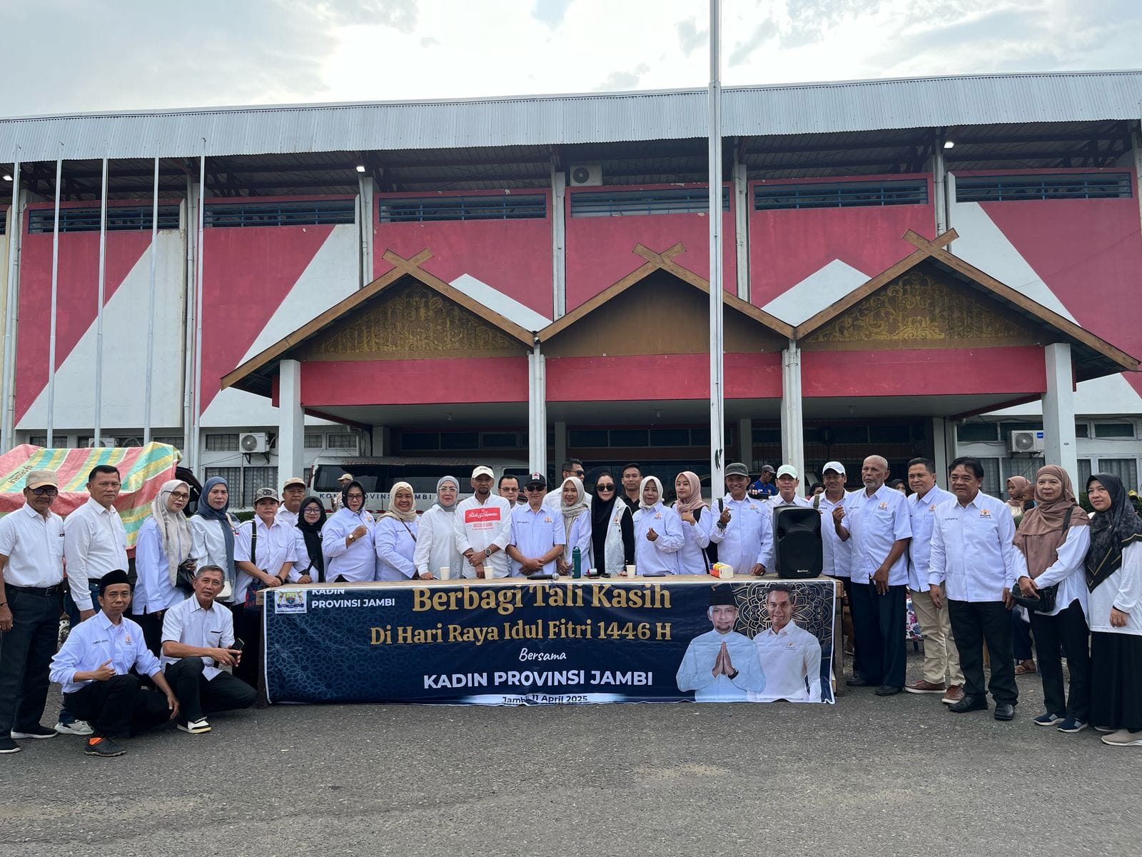 KADIN Provinsi Jambi Salurkan Bantuan Tali Asih untuk Korban Banjir di Kawasan Sulanjana dan Sekitarnya
