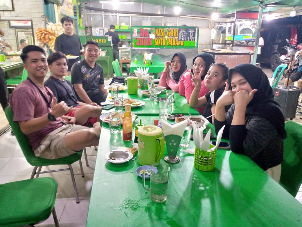 Tatapan di Meja Mertabak