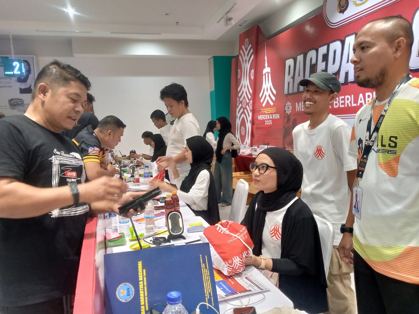 Ribuan Peserta Padati Transmart Jambi untuk Racepack Presisi Merdeka Run 2025, Antusiasme Pecah