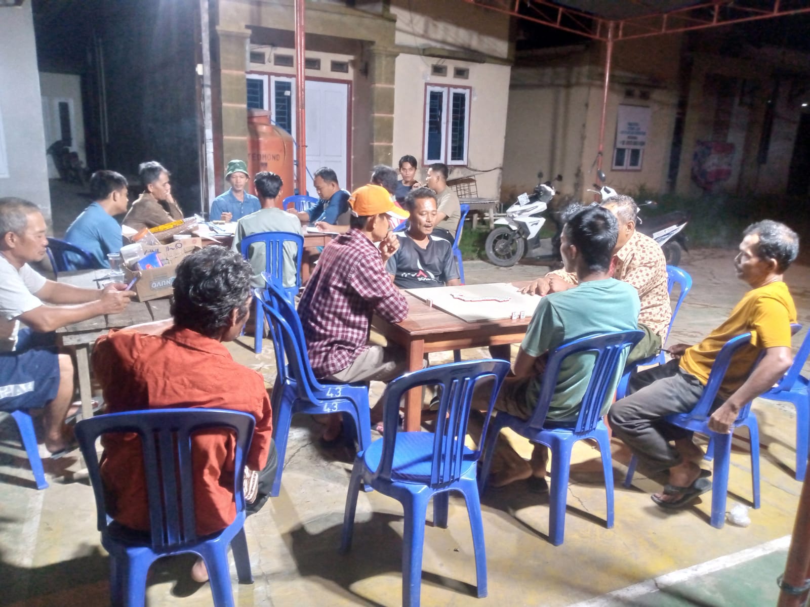 RT 43 Lingkar Selatan Semarakkan HUT RI dengan Lomba Domino dan Pemasangan Bendera