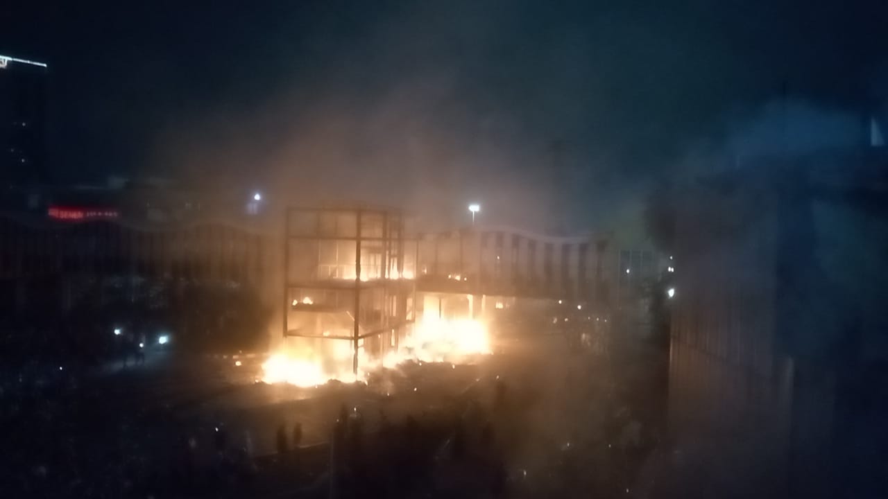  Jakarta Membara, Puluhan Bangunan dan Kendaraan Ludes Terbakar Akibat Amukan Massa