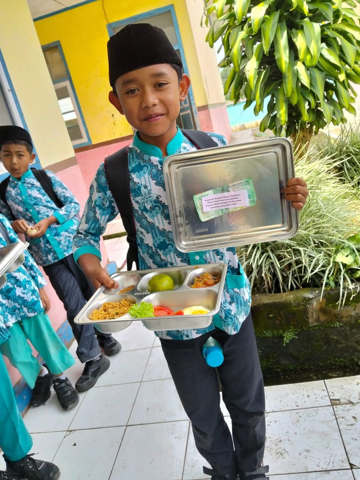 Unik dan Inspiratif, MBG Seno Bakti Kayu Aro Sambut Ultah Presiden Prabowo dengan Ompreng Berhadiah