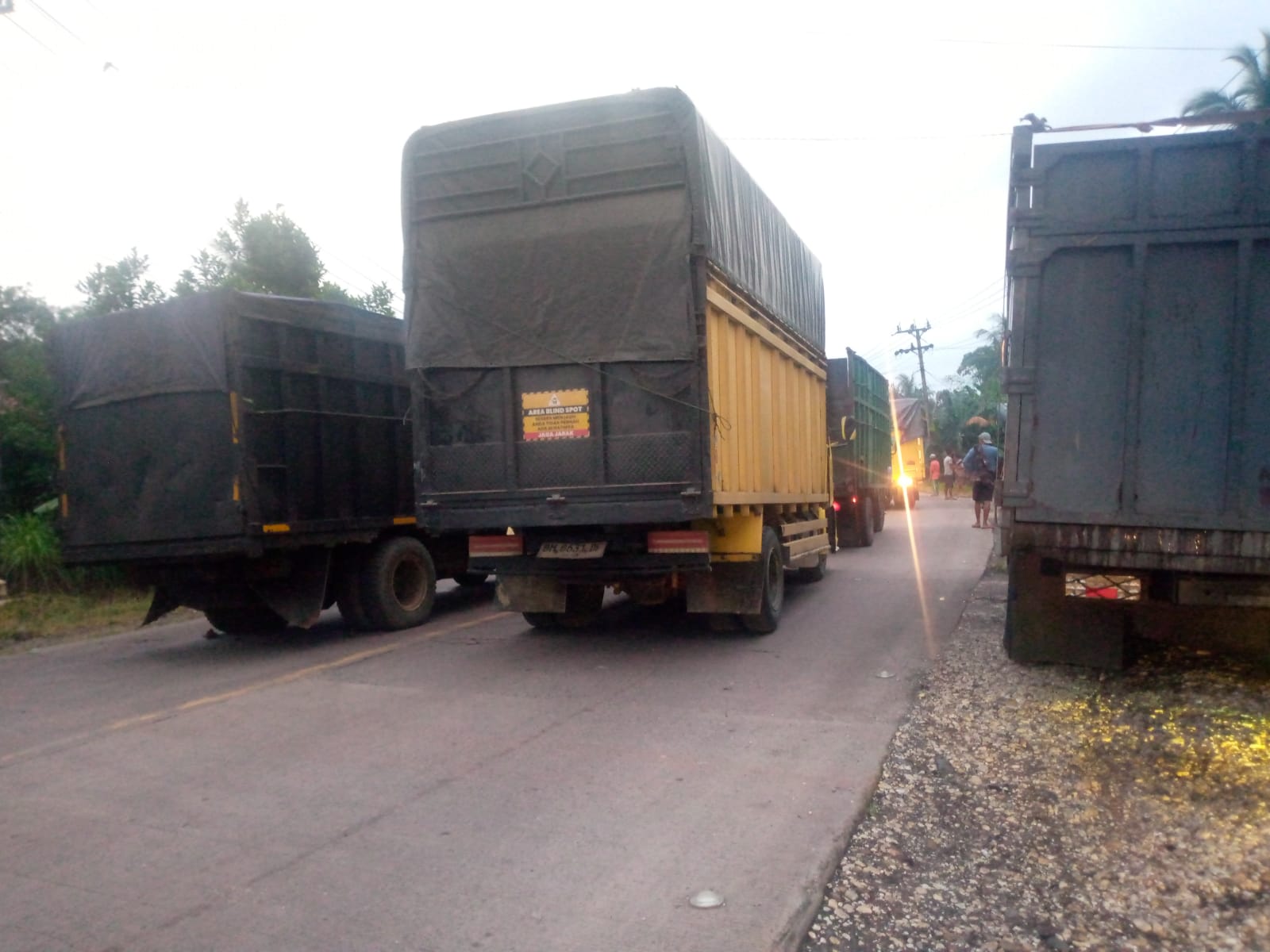 Jalan Nasional Dikuasai Truk Batu Bara, Warga Terjebak Macet 11 Jam dari Mandiangin–Tembesi